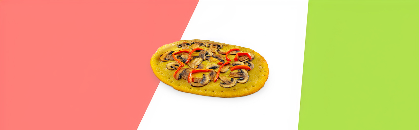 Pizza met plakjes champignons en reepjes paprika op een rode, wit groene achtergrond